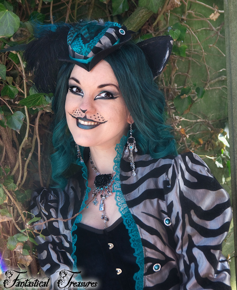 Alice-In-Wonderland-Cheshire-Cat-Necklace-Earrings-Blue-White-Black-Photoshoot04