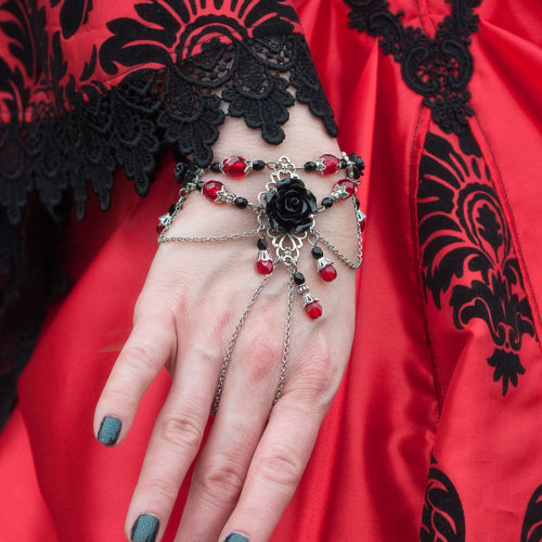Lady-in-red-bracelet-Red-black02
